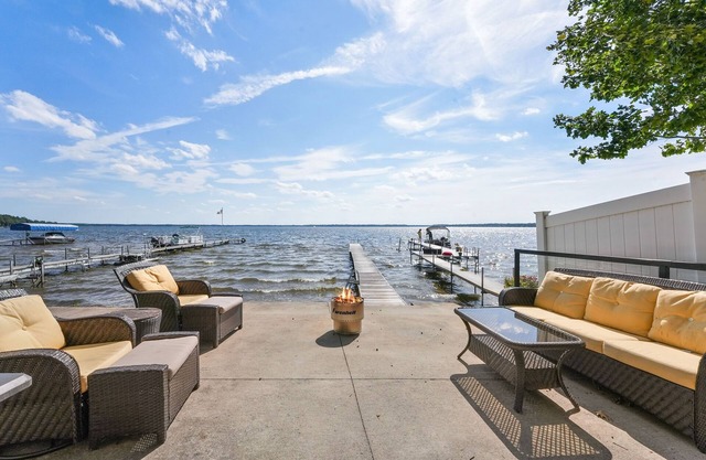 Lakefront Cottage with Sunset Views