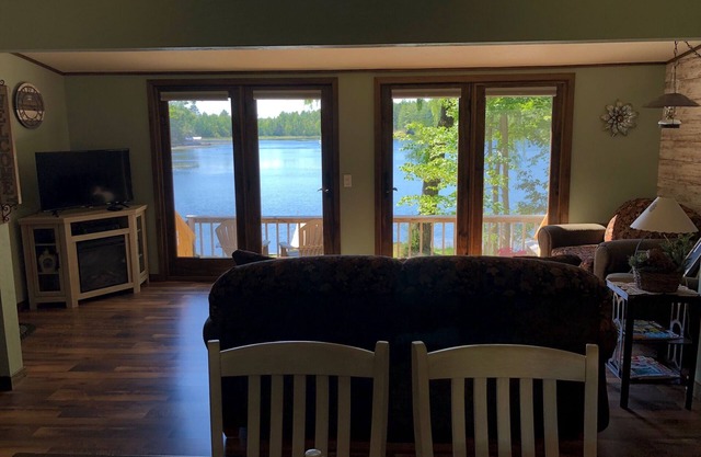 Lakefront cottage with beautiful sunset view - Private dock and beach area