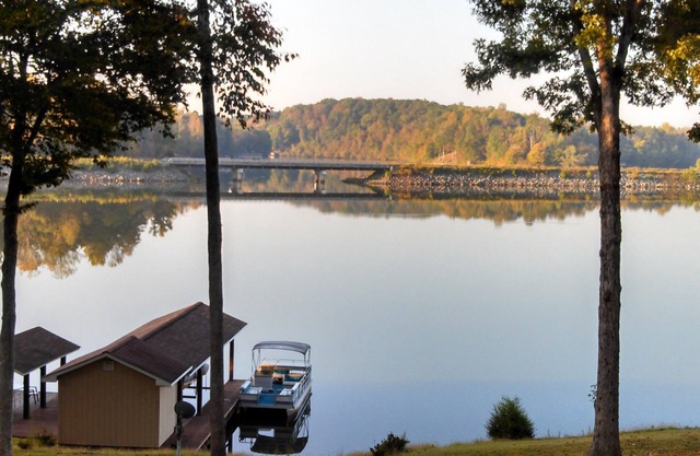 Lakefront cottage with WiFi .
