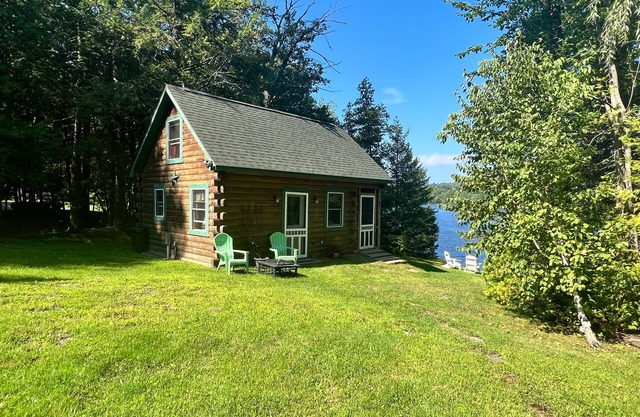 Lakefront, dog-friendly cottage with screened porch, firepit, WiFi & lake access