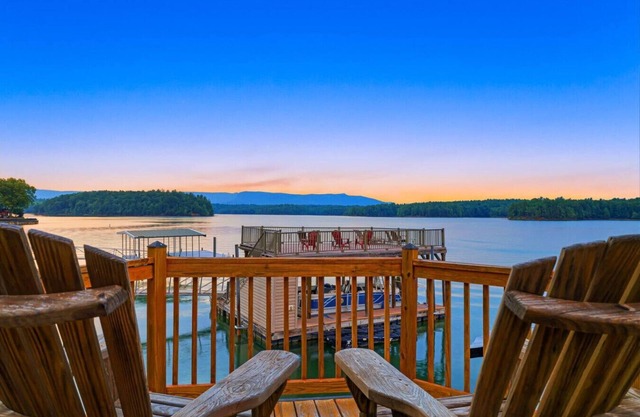 Lakefront Escape, Dock Access and Mountain Views!