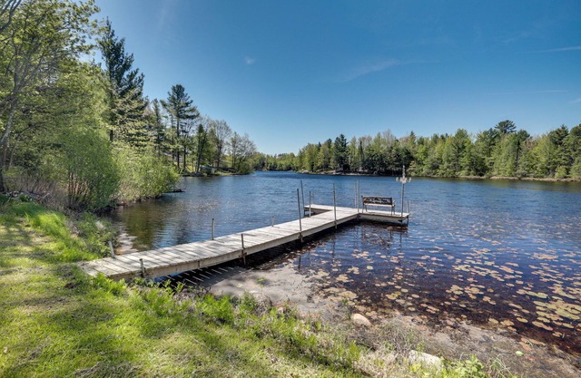 Lakefront Family Cabin w/Views in Medford