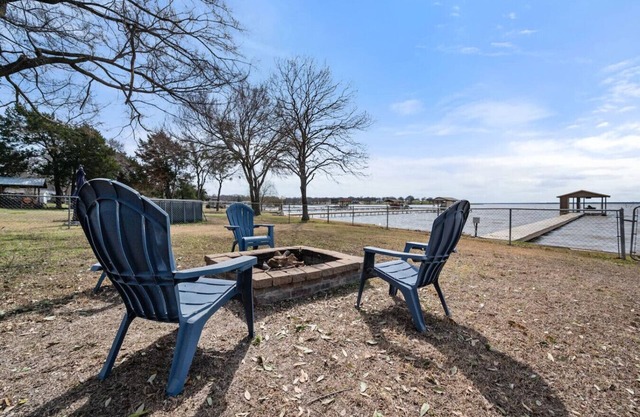 Lakefront Family Retreat– Private Dock & Fire Pit​
