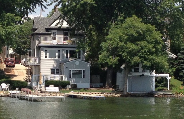 Lakefront fashionable flat