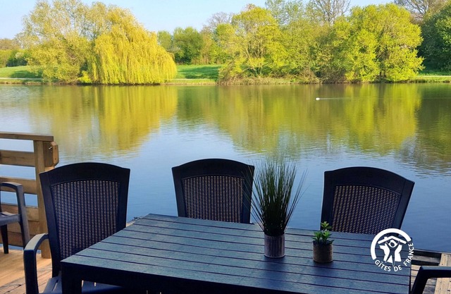 Lakefront Chalet with Fishing, Family Activities, and Modern Amenities for 5-7 People