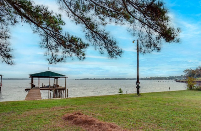 Lakefront Frankston Cabin w/Dock & Fire Pit!