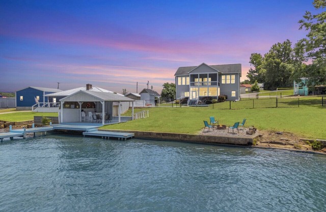 Lakefront Getaway | Dock, Pool, Sunset, Games