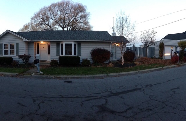 Lakefront Getaway: Scenic Retreat Close to Many Attractions