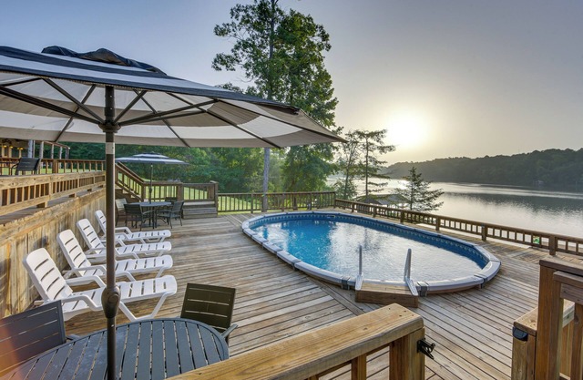 Lakefront Gladewater Retreat w/Dock + Hot Tub!