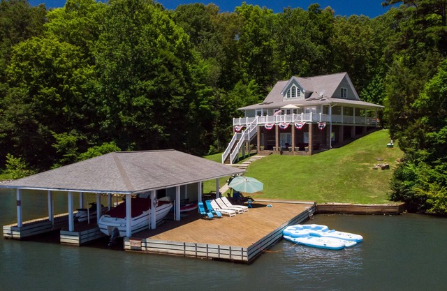 Lakefront, Great Views, Hot Tub, Boat Options