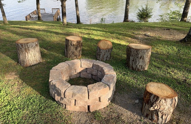 Lakefront guest house on Neely Henry Lake with swim/boat dock Canoe Creek area