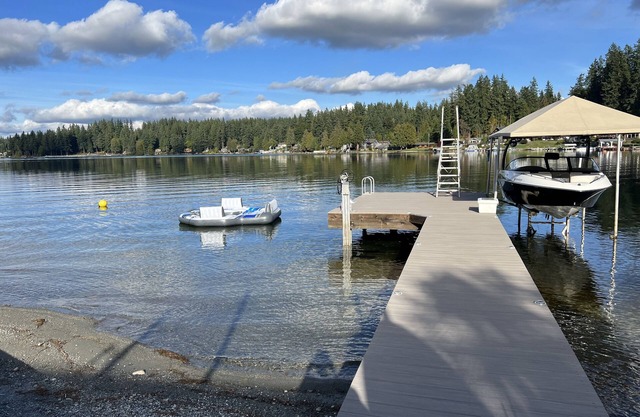 Lakefront Guest House~with lots of water toys! Close to shopping & casinos!