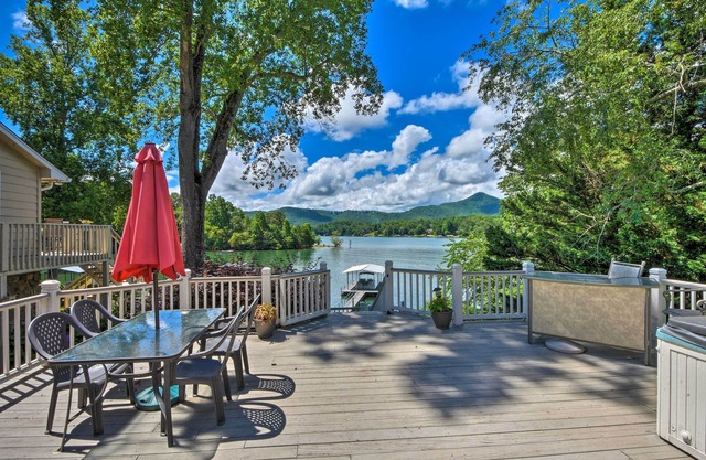 Lakefront Hiawassee Home w/Boat Dock & Hot Tub!