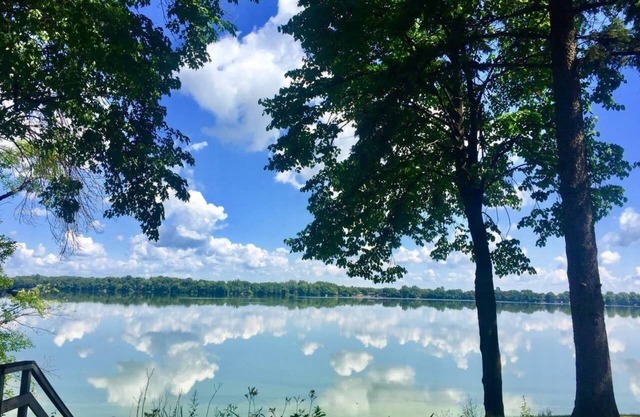 Lakefront Hideaway 50 minutes from Minneapolis.