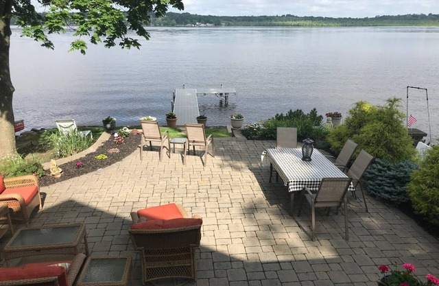 Lakefront Home 3200 Sq' - 5 Queen Beds + Twin