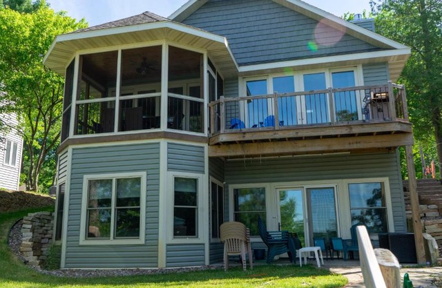 Lakefront Home 4 Bedroom 4 Bath Sleeps 12