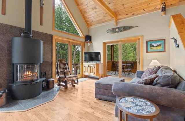 Lakefront home on Lake Abanakee with great views, cozy living room, pet friendly