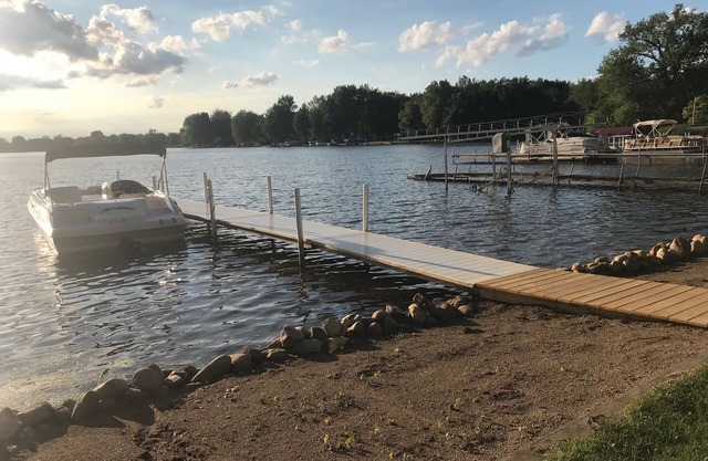 Lakefront home on Little Barbee that sleeps 6