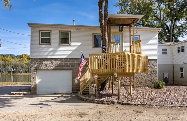 Lakefront Home w/2 Bedrooms Deck, Dock & Boats