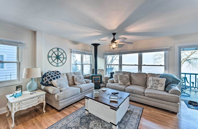 Lakefront Home w/Gorgeous Sunsets, Kayaks, & Pier