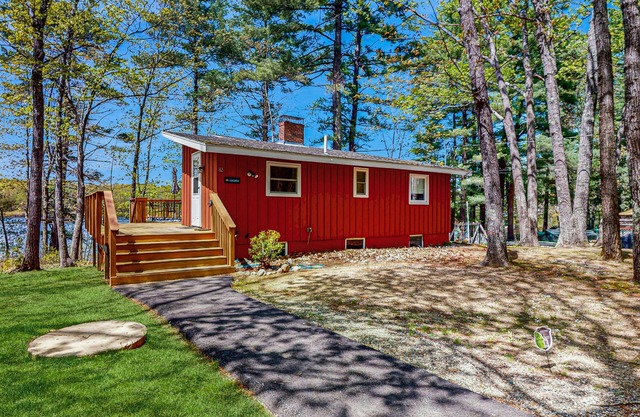 Lakefront home with seasonal dock & deck - close to trails & ocean beaches