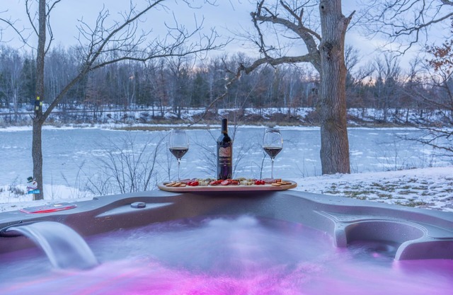 Lakefront, Hot Tub, Golf, Kayaks, ATV, Snowmobile Trails, St.Croix Casino