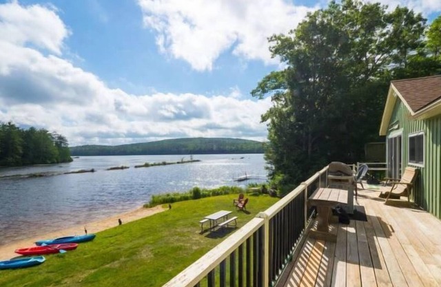 Lakefront~Hot Tub~Private Beach~Close to Skiing