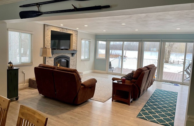 Lakefront House close to Ann Arbor!