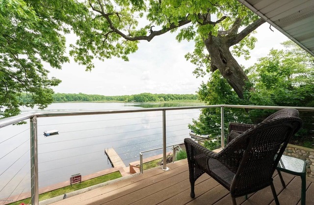 Lakefront House for Seasonal Stay- NOW High Speed Internet!