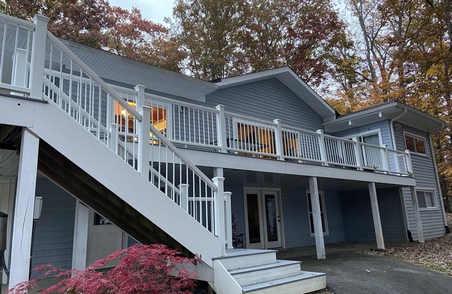 Lakefront house with awesome dock! Quiet cove and close to all by water or land!