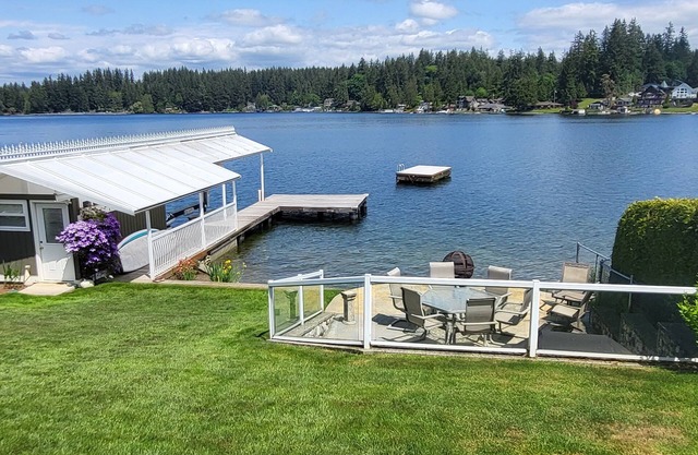 Lakefront House with dock and lots of toys!
