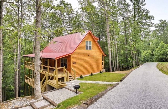 Lakefront in Cliffview. 4BR, 3BTH- No Smoking/Pets. Fishing Dock, Game Rm.More