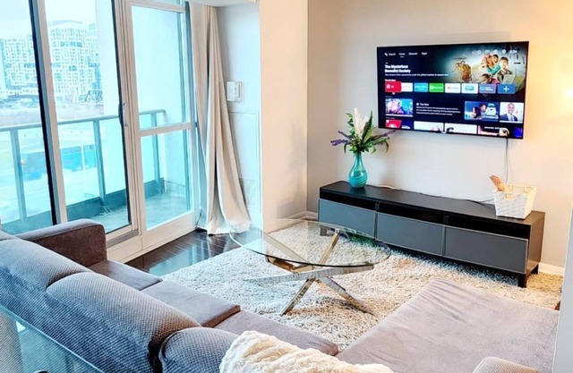 Lakefront living Downtown Toronto with Free Parking, indoor swimming and gym