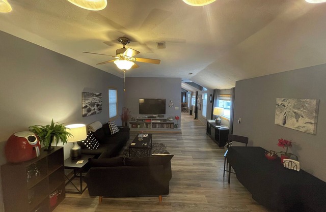 LAKEFRONT LOFT-PERFECT COUPLES GETAWAY-rent 3 get 4th free 10/1-12/20-just ask!