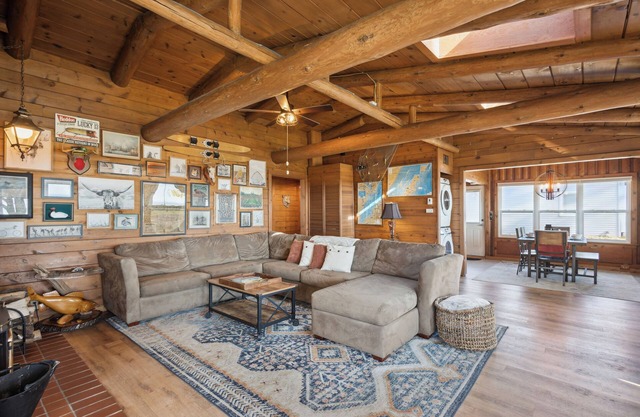 Lakefront Log Cabin - Private Pier & 4 Kayaks!