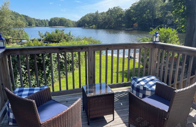 Lakefront Log Cabin less than 1 hour from NYC!