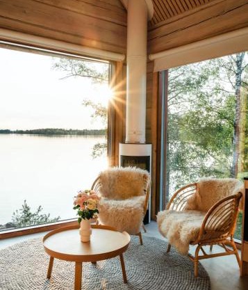 Lakefront log suite