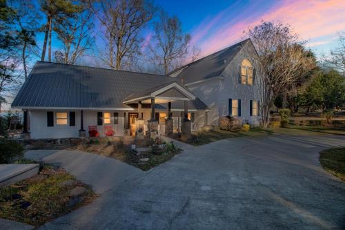 Lakefront Luxury: Dock Fire Pit Game Room More