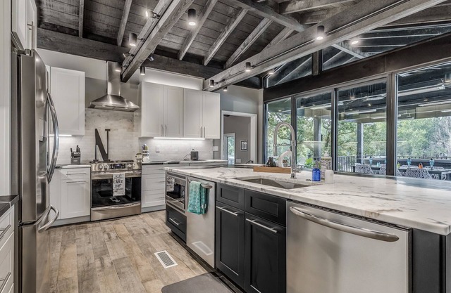 Lakefront Luxury at Grand Lake - PRIVATE DOCK, SWIMSPA & GAME ROOM