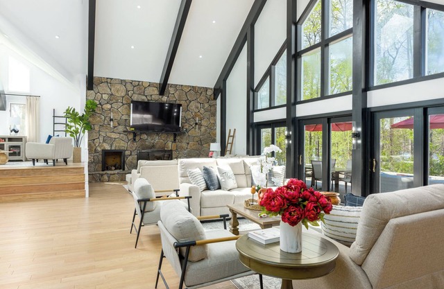 Lakefront Luxury House with Kayaks, Fire pit