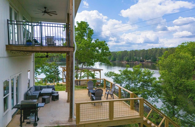 Lakefront Luxury Retreat, Kayaks, Game Room, Firepit, Pool Table & Private Dock