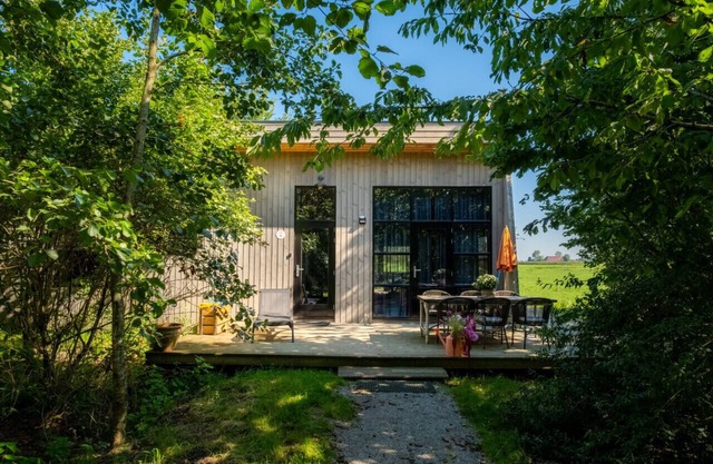 Lakefront Nature House with own shared Dock in Friesland: Ljip