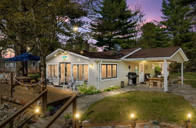 Lakefront Oasis w/Private Beach! Sleeps 8!