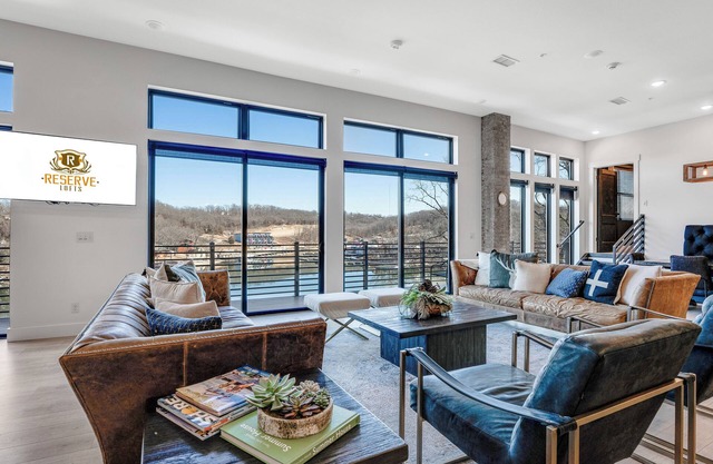 Lakefront/pool/center of OsageBeach 6 bedroom/5bath Sleeps 14 above 1932 Reserve