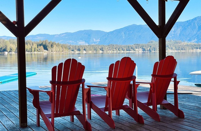 Lakefront, private dock, hot tub, free kayaks and paddle boards!