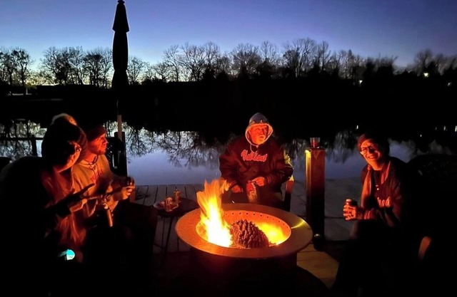 Lakefront! Quiet escape from everyday life on the shore of a "No-Wake" lake!