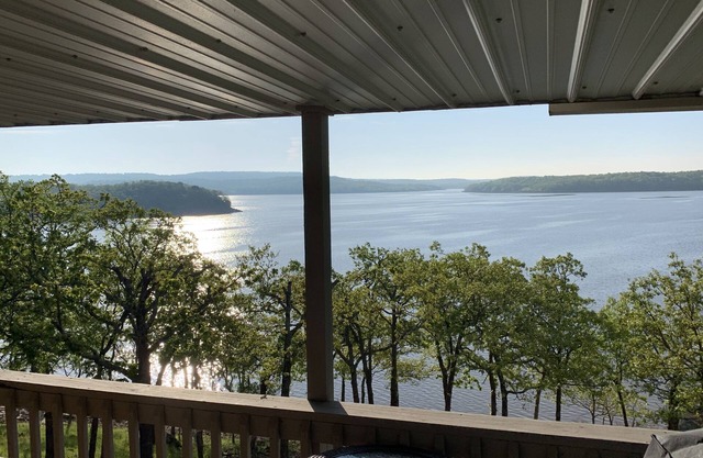 Lakefront Retreat - Stunning Views, Huge Kitchen & Neighborhood Boat Ramp