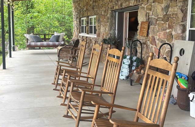 Lakefront Retreat! Unique,Rustic Elegance. Sleeps 15 Dog Friendly/FISHING dream!