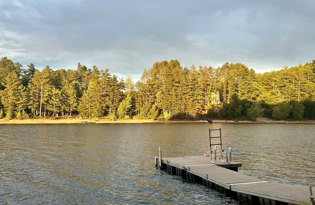LAKEFRONT! Sleeps 15, Pet-friendly, Charming Chic Home