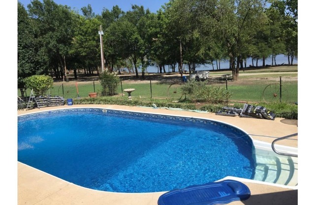 Lakefront Tiny Farm House, with pool, on quiet Lake Hudson